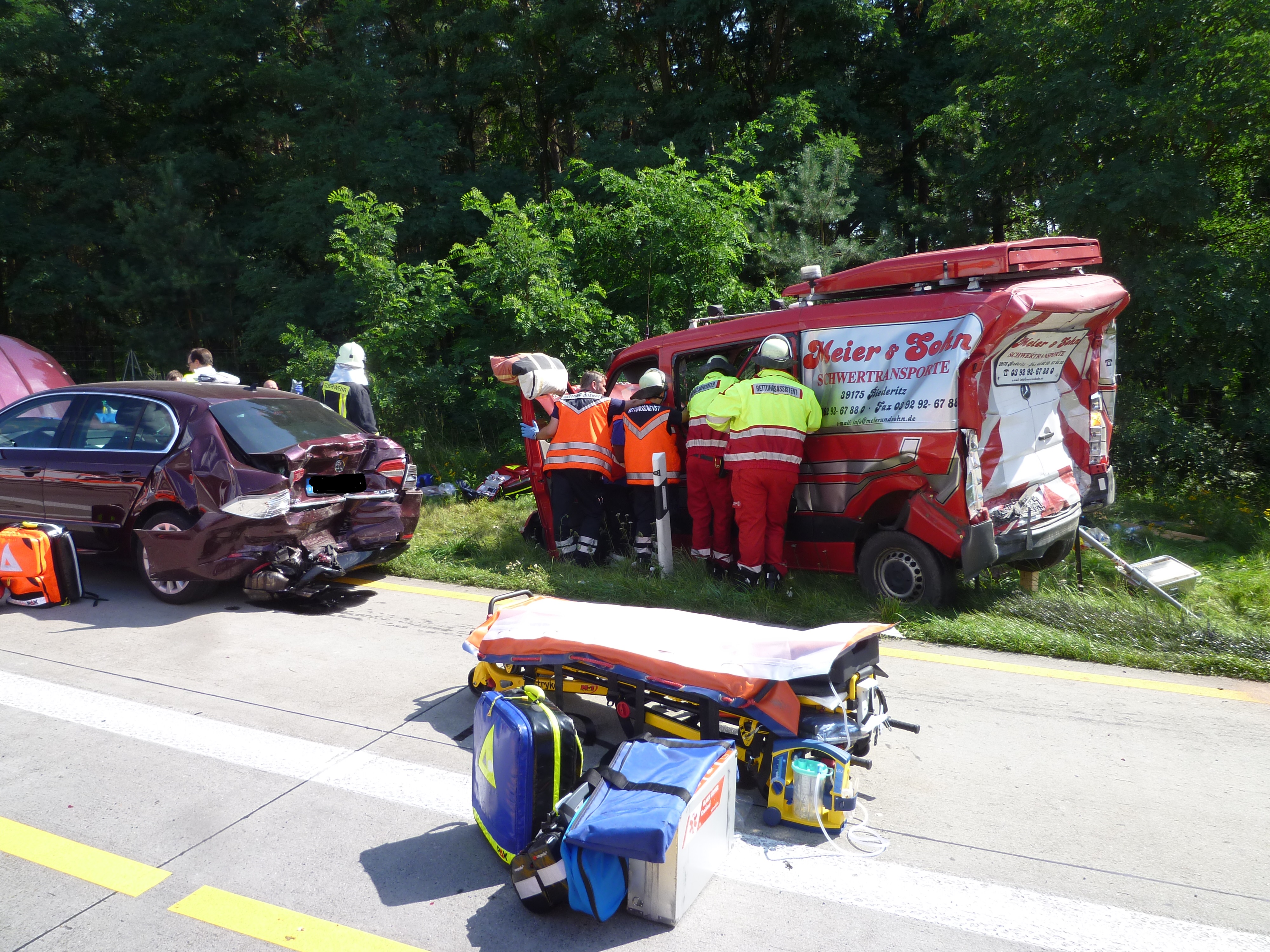 Schwerer Verkehrsunfall Auf Der Bundesautobahn - Feuerwehr Brandenburg