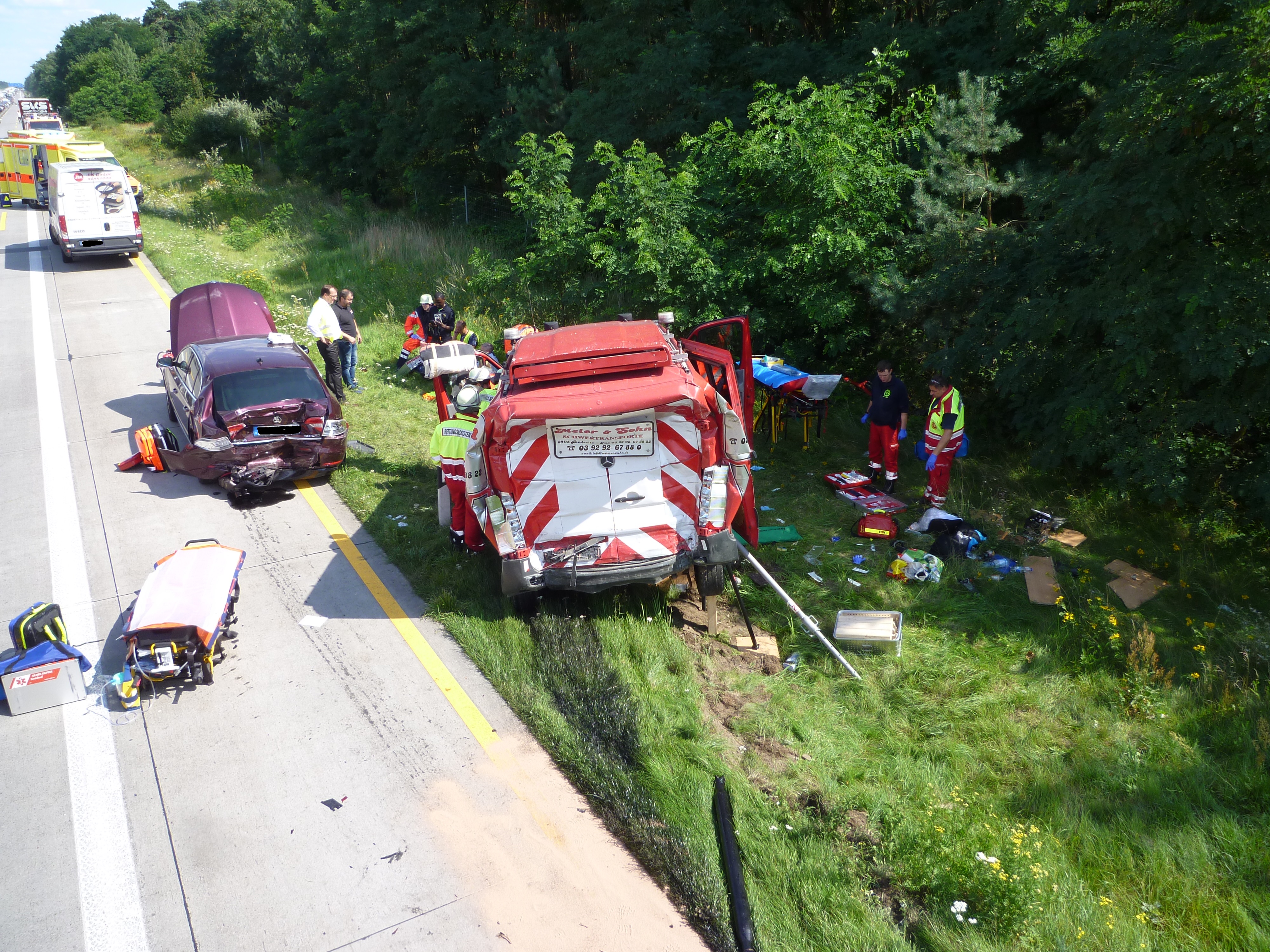 Schwerer Verkehrsunfall Auf Der Bundesautobahn - Feuerwehr Brandenburg