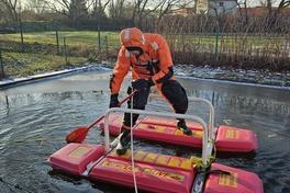 Feuerwehrmann im Überlebensanzug auf dem Eisretter