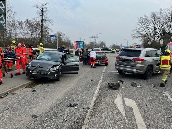 Straße mit verunfallten Autos
