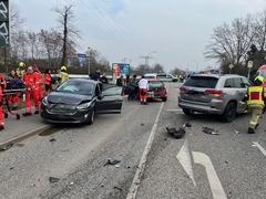 Straße mit verunfallten Autos