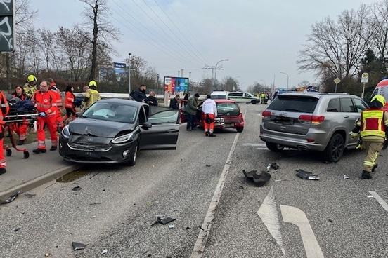 Straße mit verunfallten Autos