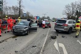 Straße mit verunfallten Autos