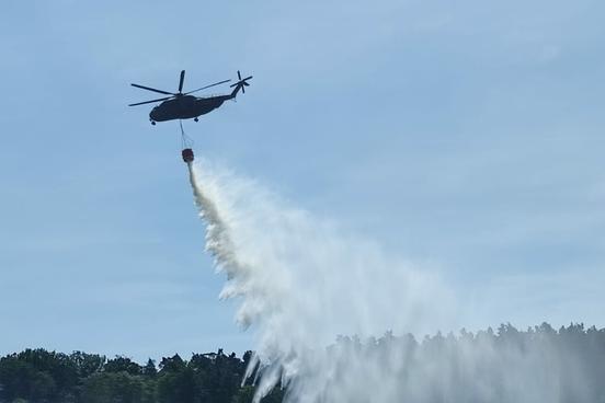 Löschhubschrauber in Aktion