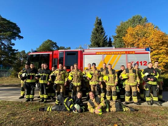 Gruppenbild vor einem Fahrzeug der Feuerwehr