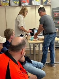 Wiederbelebungsmaßnahmen an einer Kinderpuppe
