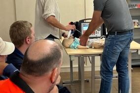 Wiederbelebungsmaßnahmen an einer Kinderpuppe