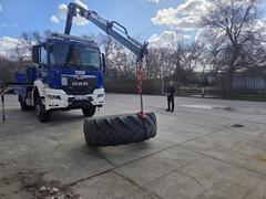 Reifen am Kran des THW