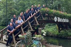 Feuerwehrangehörige auf einer Brücke im Spreewald