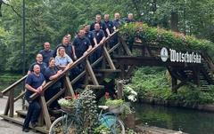 Feuerwehrangehörige auf einer Brücke im Spreewald