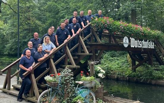 Feuerwehrangehörige auf einer Brücke im Spreewald