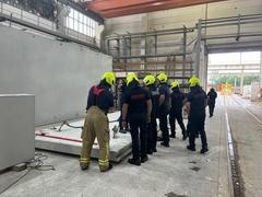 Lagerhalle mi Feuerwehrmännern