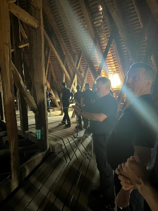 Unter dem Dach in der Kirche. Viel Holz ist verbaut