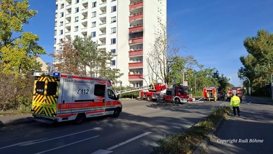 Feuerwehrautos vor einem Hochhaus im Einsatz