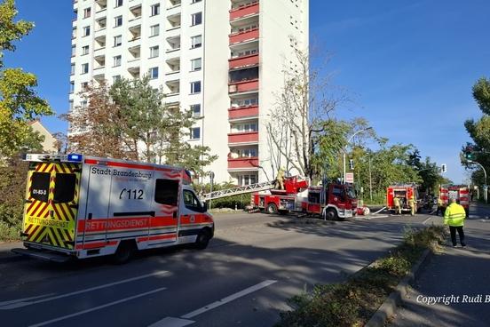 Feuerwehrautos vor einem Hochhaus im Einsatz