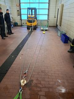 Waschhalle der Feuerwehr mit Gabelstapler und Sicherungssystem