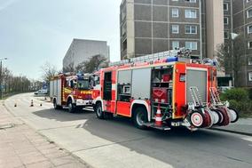 Zwei Feuerwehrfahrzeuge vor einem Haus an der Straße