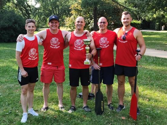 Fünf Kollegen mit Pokal