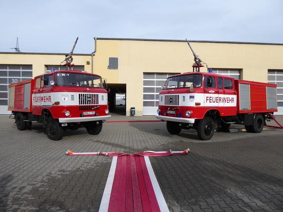 2 W50 Fahrzeuge der Feuerwehr