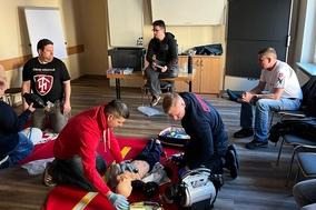 Sanitäter beim Üben an einer Puppe