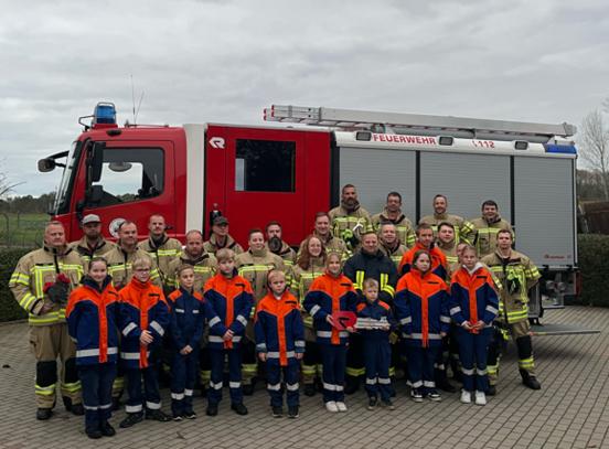 Gruppenbild der Kameraden vor dem Löschfahrzeug