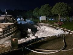 Ein Schaumteppich auf dem Wasser