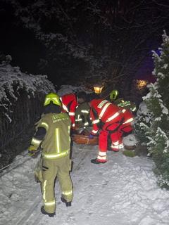 Mehrere Feuerwehrmänner und Rettungsdienst