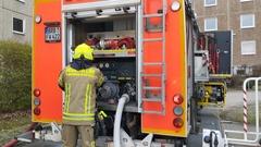 Feuerwehrmann am Fahrzeug. Sucht Equipment raus.
