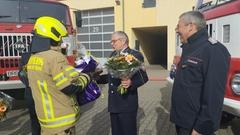 Mitarbeiter nimmt Abschiedsgeschenke entgegen