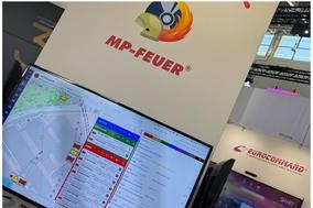 Collage zu Bildern der Messe mit Software und Schilder