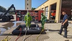Blick auf Dekonplatz. Wasser ist im Einsatz.