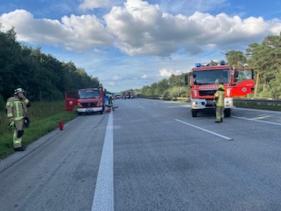 Autobahn ist lehr, nur zwei Einsatzfahrzeuge der Feuerwehr sind auf der Straße