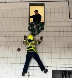 Feuerwehrmann wird abgeseilt