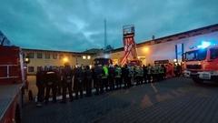 Verabschiedung eines Mitarbeiters. Die Kollegen stehen in Reih und Glied