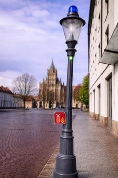 Laterne mit Löschschild und Blaulicht