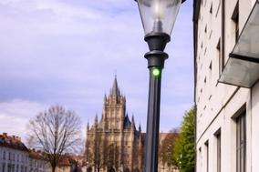 Laterne mit Löschschild und Blaulicht