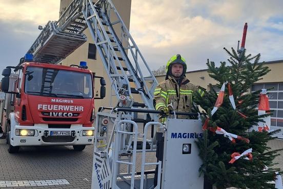Feuerwehr und Weihnachtsbaum