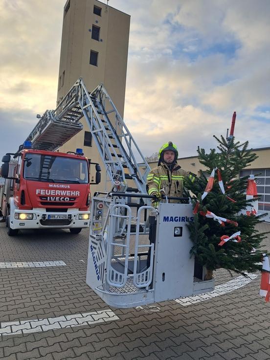 Feuerwehr und Weihnachtsbaum