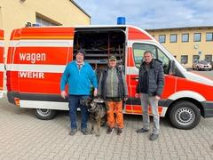 Das Team der Hundeschule mit einem Hund vor dem GW-Tier.