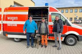 Das Team der Hundeschule mit einem Hund vor dem GW-Tier.