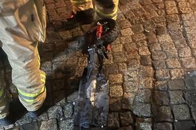 Verbrtannter E-Scooter auf der Straße