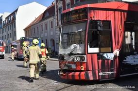 Kaputte Tram mit Feuerwehrleuten