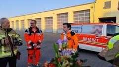 Mitarbeiter vor einem NEF zur Verabschiedung