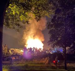 Ein Feuer mit Qualm in der Nacht