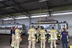 Mitarbeiter im Depot mit eine Stange für die Oberleitung