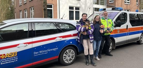 Wünschewagen mit drei Menschen und einem Hund
