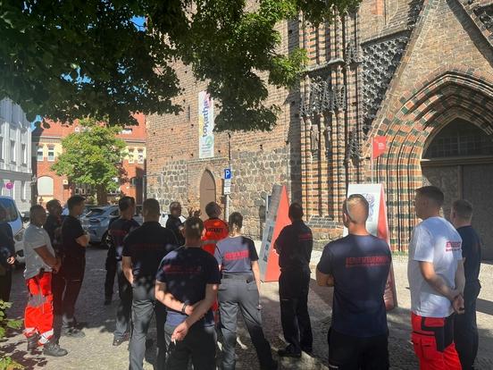 Feuerwehrmänner vor der Kirche