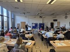 Seminarraum mit den Teilnehmern, die von hinten fotografiert wurden