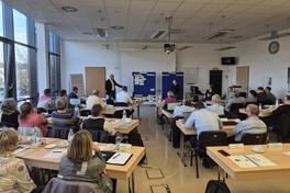 Seminarraum mit den Teilnehmern, die von hinten fotografiert wurden