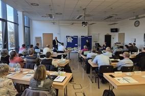 Seminarraum mit den Teilnehmern, die von hinten fotografiert wurden